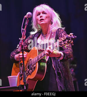 Cropredy, Oxfordshire, Vereinigtes Königreich. 13. August 2015. Emmylou Harris & Rodney Crowell Punkt am Donnerstag auf dem Fairports Cropredy Festival. Bildnachweis: Charlie Bryan/Alamy Live News Stockfoto