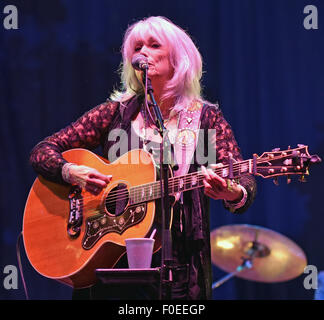 Cropredy, Oxfordshire, Vereinigtes Königreich. 13. August 2015. Emmylou Harris & Rodney Crowell Punkt am Donnerstag auf dem Fairports Cropredy Festival. Bildnachweis: Charlie Bryan/Alamy Live News Stockfoto