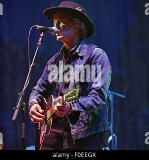 Cropredy, Oxfordshire, Vereinigtes Königreich. 13. August 2015. Emmylou Harris & Rodney Crowell Punkt am Donnerstag auf dem Fairports Cropredy Festival. Bildnachweis: Charlie Bryan/Alamy Live News Stockfoto