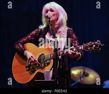 Cropredy, Oxfordshire, Vereinigtes Königreich. 13. August 2015. Emmylou Harris & Rodney Crowell Punkt am Donnerstag auf dem Fairports Cropredy Festival. Bildnachweis: Charlie Bryan/Alamy Live News Stockfoto