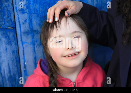 Glückliche Momente mit der Familie - Mutter und Kind viel Spaß. Stockfoto