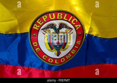 Nahaufnahme von wehenden Stoff Flagge Kolumbiens, gelb-rot und blau. Stockfoto