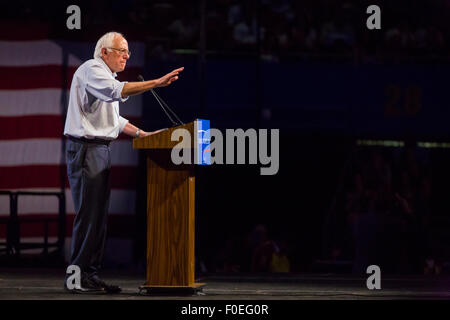 US-Präsidentschaftskandidat Bernie Sanders spricht auf einer Kundgebung in Los Angeles Memorial Sports Arena am 10. August 2015. Stockfoto