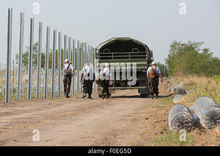 Asotthal, Ungarn. 13. August 2015. Eine zweite Linie der Grenzzaun ist hinter einer niedrigen Stacheldrahtzaun Block Immigranten aus Kreuzung in Ungarn aus Serbien, an der 175-Kilometer Ungarn-Serbien-Grenze, in der Nähe von Asotthalom, Ungarn, 13. August 2015 gebaut. Der Zaun wird bis zum 31. August fertig gestellt. Allerdings halten Migranten der Einreise ins Land. Bildnachweis: Xinhua/Alamy Live-Nachrichten Stockfoto