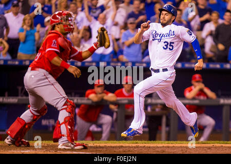 Kansas City, Missouri, USA. 13. August 2015. Eric Hosmer #35 von den Kansas City Royals rutscht sicher zuhause vorbei an dem Tag von Jose Alvarez #48 von den Los Angeles Angels im achten Inning während der MLB-Spiel zwischen den Los Angeles Angels und die Kansas City Royals im Kauffman Stadium in Kansas City MO Credit: Cal Sport Media/Alamy Live News Stockfoto