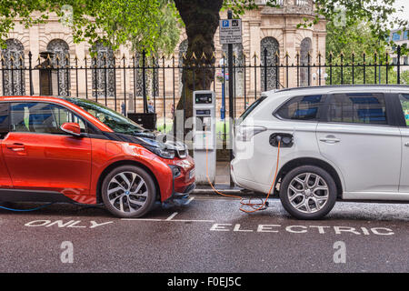 Elektro-Autos aufgeladen im Zentrum von Birmingham, West Midlands, England Stockfoto