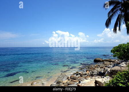 Klares türkisblaues Wasser an einem felsigen Strand in der Nähe von Puerto Vallarta, Mexiko. Stockfoto