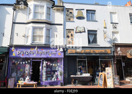 Geschäfte und Cafés in Brightons Gardner Street Stockfoto