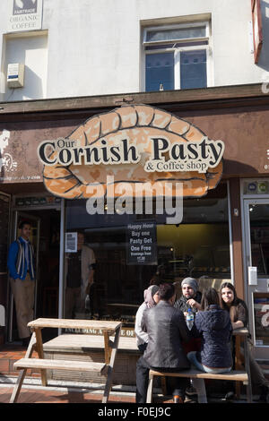 Geschäfte und Cafés in Brightons Gardner Street Stockfoto