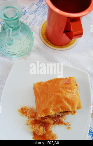 Baklava und Ouzo nach dem Abendessen in einer Taverne in Loutro Kreta Stockfoto