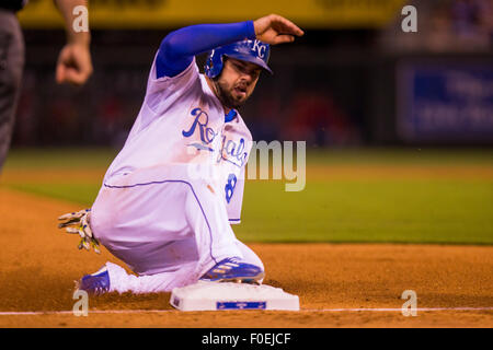 Kansas City, Missouri, USA. 13. August 2015. Mike Moustakas Nr. 8 von den Kansas City Royals gleitet sicher in Drittel während der MLB-Spiel zwischen den Los Angeles Angels und die Kansas City Royals im Kauffman Stadium in Kansas City MO Credit: Cal Sport Media/Alamy Live News Stockfoto