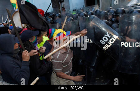 Quito, Ecuador. 13. August 2015. Demonstranten der Opposition stellen Mitglieder der nationalen Polizei während der landesweiten Streik in Quito, der Hauptstadt von Ecuador, am 13. August 2015. Der Streik wurde organisiert von indigenen Oppositionsgruppen und Gewerkschaften verärgert mit ecuadorianischen Präsidenten Rafael Correa. Bildnachweis: Santiago Armas/Xinhua/Alamy Live-Nachrichten Stockfoto