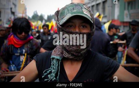 Quito, Ecuador. 13. August 2015. Eine Frau nimmt Teil an einer Demonstration während der landesweiten Streik in Quito, der Hauptstadt von Ecuador, am 13. August 2015. Der Streik wurde organisiert von indigenen Oppositionsgruppen und Gewerkschaften verärgert mit ecuadorianischen Präsidenten Rafael Correa. Bildnachweis: Santiago Armas/Xinhua/Alamy Live-Nachrichten Stockfoto