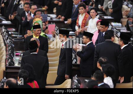 Jakarta. 14. August 2015. Indonesischen Präsidenten Joko Widodo Spaziergänge an der jährlichen Sitzung der Beratenden Volksversammlung auf das Parlamentsgebäude in Jakarta 14. August 2015. Essen Preisinstabilität, Graft, schwachen niedrigen Durchsetzung sind die größten Hindernisse für Indonesien zur Wiederbelebung der Wirtschaft, Joko Widodo sagte am Freitag in seiner jährlichen Ansprache an den Gesetzgeber. Bildnachweis: Zulkarnain/Xinhua/Alamy Live-Nachrichten Stockfoto