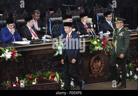 Jakarta. 14. August 2015. Indonesischen Präsidenten Joko Widodo verlässt nach Bewältigung der jährlichen Sitzung der Beratenden Volksversammlung auf das Parlamentsgebäude in Jakarta 14. August 2015. Essen Preisinstabilität, Graft, schwachen niedrigen Durchsetzung sind die größten Hindernisse für Indonesien zur Wiederbelebung der Wirtschaft, Joko Widodo sagte am Freitag in seiner jährlichen Ansprache an den Gesetzgeber. Bildnachweis: Zulkarnain/Xinhua/Alamy Live-Nachrichten Stockfoto