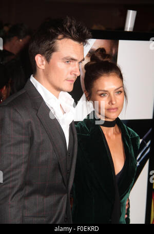 New York, New York, USA. 13. August 2015. Schauspieler RUPERT FRIEND und HANNAH WARE besuchen die New Yorker Premiere von "Hitman Agent 47" AMC Empire Theater statt. Bildnachweis: Nancy Kaszerman/ZUMA Draht/Alamy Live-Nachrichten Stockfoto