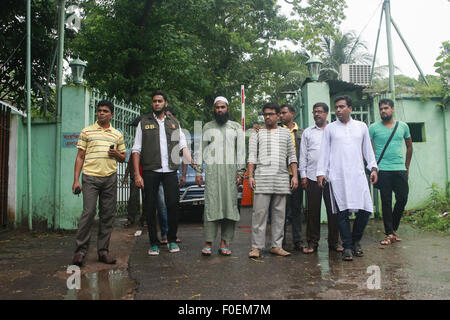 Dhaka, Bangladesch. 14. August 2015. Polizei verhaftet haben Masud Rana (3. von links) und traurig Al Nahin (4. von links) über den Mord an Blogger Niladri Chatterjee Niloy gestern in Dhaka, Bangladesh. Dhaka Metropolitan Police Deputy Commissioner Muntasirl Islam sagte Jatiya Partei Führer Chunnu Neffe, die traurig Al Nahin von Uttara und einem Masud Rana aus Mirpurs Kalshi am Donnerstag festgenommen wurde. Er sagte, sie waren beide Mitglieder der Ansarullah Bangla Team. Blogger Niloy wurde in seinem Haus in Dhaka am 7. August 2015 getötet. Bildnachweis: ZUMA Press, Inc./Alamy Live-Nachrichten Stockfoto