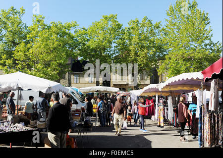 Cazals Markttag jeden Sonntag das Dorf Cazals ein kleines Dorf südwestlich von Frankreich in Le Lot Abteilung ist Stockfoto