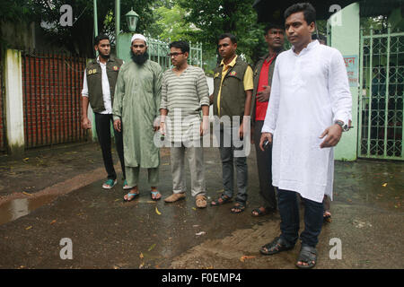 Dhaka, Bangladesch. 14. August 2015. Polizei verhaftet haben Masud Rana (2. von links) und traurig Al Nahin (3. von links) über den Mord an Blogger Niladri Chatterjee Niloy gestern in Dhaka, Bangladesh. Dhaka Metropolitan Police Deputy Commissioner Muntasirl Islam sagte Jatiya Partei Führer Chunnu Neffe, die traurig Al Nahin von Uttara und einem Masud Rana aus Mirpurs Kalshi am Donnerstag festgenommen wurde. Er sagte, sie waren beide Mitglieder der Ansarullah Bangla Team. Blogger Niloy wurde in seinem Haus in Dhaka am 7. August 2015 getötet. Bildnachweis: ZUMA Press, Inc./Alamy Live-Nachrichten Stockfoto