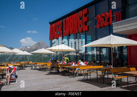 Adler Lounge, Terrasse mit Sonnenschirmen, Nationalpark Hohe Tauern, Ost Tirol Kals, Tirol, Österreich Stockfoto
