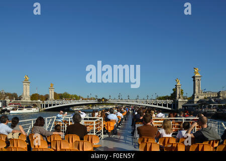 Ausflugsschiff auf der Seine vor Pont Alexandre III, Paris, Region Ile de France, Frankreich Stockfoto
