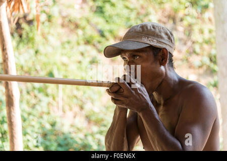 Orang Asli native Mann schießen eine Blasrohr, Taman Negara Malaysia Stockfoto