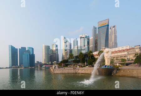 Der Merlion bei Sonnenaufgang, Symbol der Stadt Singapur, Merlion Park, Innenstadt, Bankenviertel mit Wolkenkratzern, Singapur Stockfoto