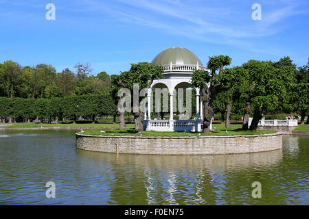 Teich mit Pavillon im Park von Kadriorg oder Kadrioru Park, Tallinn, Estland Stockfoto