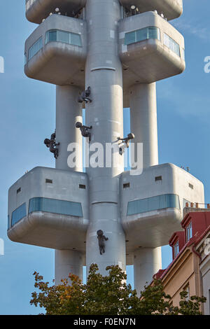 Fernsehturm mit Skulpturen von krabbelnden Babys des Künstlers David Černý, Prag, Tschechische Republik Stockfoto