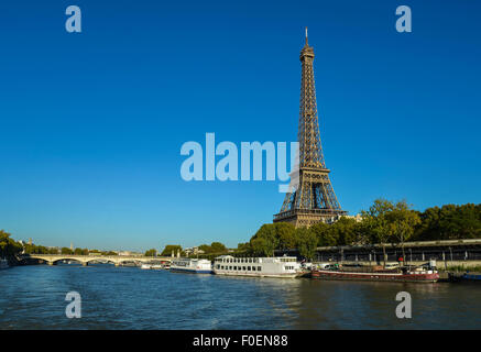 Eiffelturm mit Seineufer, Paris, Île-de-France, Frankreich Stockfoto