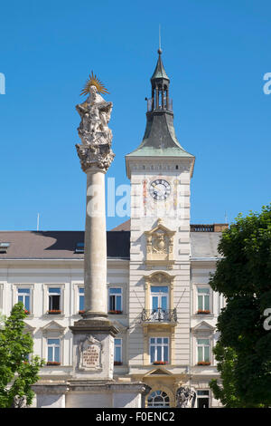 Dreifaltigkeitssäule auf dem Hauptplatz vor dem Rathaus, Mistelbach, Weinviertel, Niederösterreich, Österreich Stockfoto