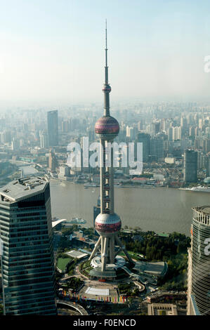 Blick vom Jin Mao Tower, der Oriental Pearl Fernsehturm, Huangpu-Fluss, Pudtog, Shanghai, China Stockfoto
