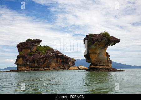 Sandstein Felsen in das Südchinesische Meer auf die Küste von Bako National Park, Sarawak, Borneo, Malaysia Stockfoto