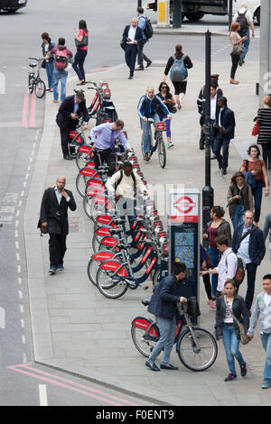 Santander gebrandmarkt Leihräder in Central London Warteschlangen für Boris Bikes London Leihfahrräder Wermut Straße Stockfoto