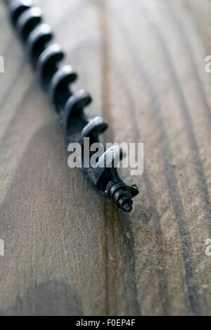 Nahaufnahme von einer alten Bohrmaschine auf hölzernen Hintergrund Stockfoto
