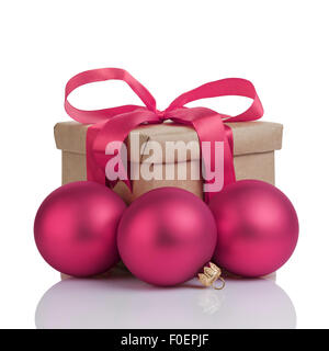 Wraped Geschenkbox mit lila Schleife, Weihnachtskugeln und Tag, isoliert Stockfoto