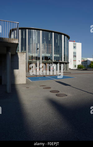 Das moderne Stadtzentrum, Pärnu Konzertsaal im Vordergrund. Pärnu, Estland 11. August 2015 Stockfoto