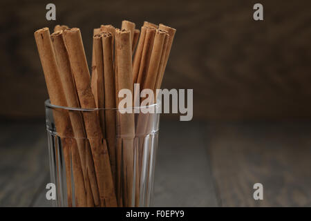 echter Zimt-sticks in Glas auf Holztisch, selektive Stockfoto