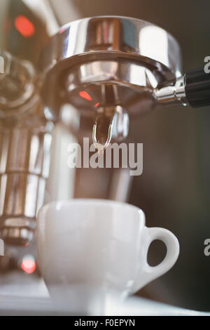 Kaffee-Extraktion aus professionellen Espresso-Maschine, Nahaufnahme Stockfoto