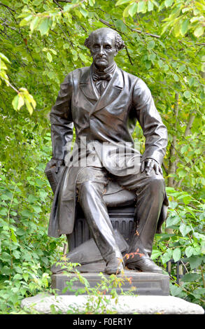 London, England, Vereinigtes Königreich. Statue von John Stuart Mill (1806-73) Ökonom und Philosoph. Victoria Embankment Gardens; 1878 von Thomas Stockfoto