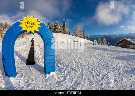 Skifahren in den Dolomiten Skigebiet für Kinder. Val di Fiemme, Italien Stockfoto