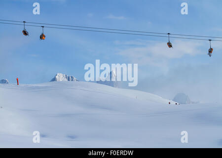 Skifahren in den Dolomiten, Kabinen für den Skifahrer über dem Horizont im Hintergrund Berge. Val di Fiemme, Italien. Stockfoto