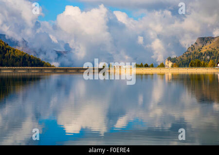 Morgen in der Herbstsaison, Fedaia See in den Dolomiten, Berge, Passo Gardena, Italien Stockfoto