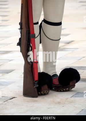 ATHEN, GRIECHENLAND - 27. MÄRZ 2015: Unverwechselbare Stiefel der Evzone (oder Evzoni), die Präsidentengarde bewacht das Grab des unbekannten Kriegers Stockfoto