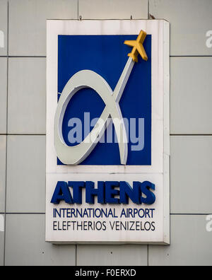 ATHEN, GRIECHENLAND - 27. MÄRZ 2015: Schild am internationalen Flughafen Athen (Eleftherios Venizelos) Stockfoto