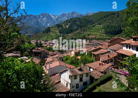 Dächer von Potes mit Picos de Europa hinter, Asturien, Nordspanien Stockfoto