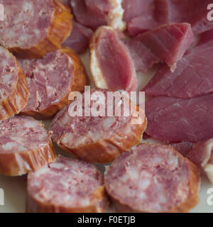 Salami auf einer Platte Stockfoto