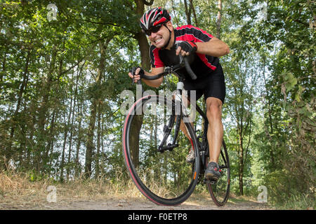 Radfahrer mit dem Rennrad fahren im Gelände Stockfoto