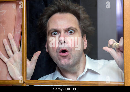 Menschen beobachten die Situation vor dem Fenster Stockfoto