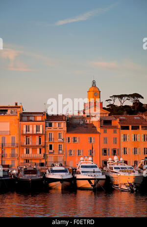 Saint-Tropez Hafen Sonnenuntergang mit Yachten Port Côte d ' Azur Frankreich Stockfoto